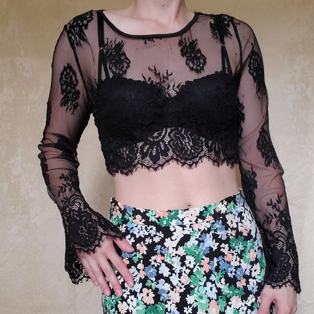 Black lace sleeved crop top